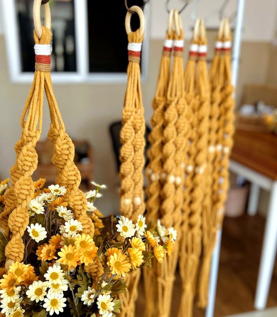 Cachepô suspenso em macramê com flores