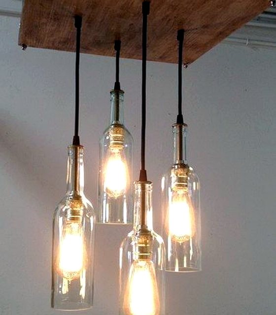 Luminária com garrafas reaproveitadas