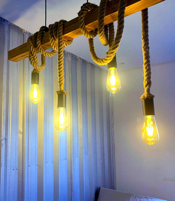 Luminária rústica com viga de madeira e cordas