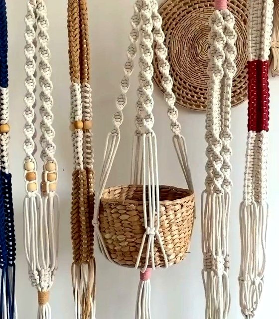 Peças de macramê coloridas para parede