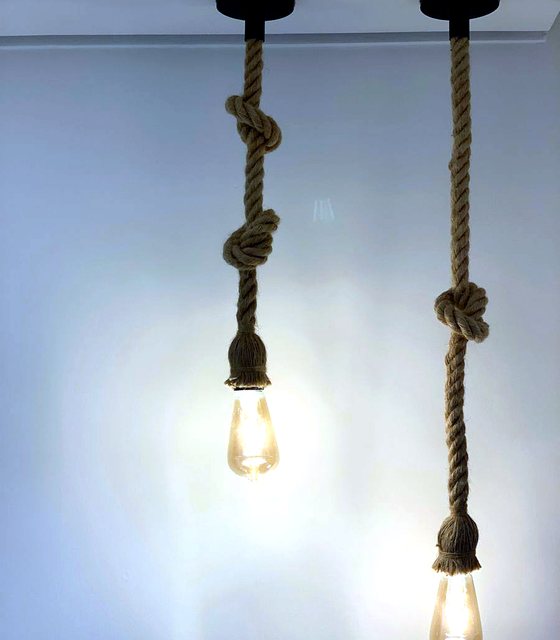 Pendente com corda e lâmpada quente